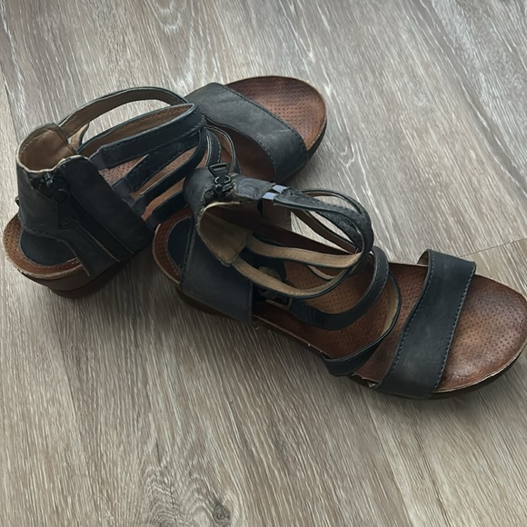 Sandals - Picture 2 of 2
